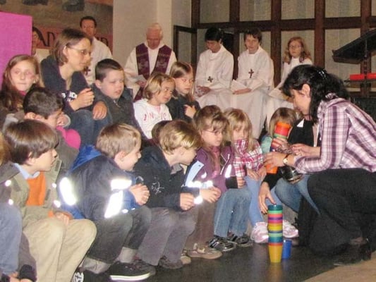 Vorstellung der Erstkommunionskinder 2011: Jedes Kind bekam einen Becher mit Wasser zum Trinken.