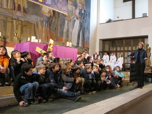 Vorstellung der Erstkommunionskinder 2011: Nach dem Evangelium versammelten sich die Kinder um den Brunnen vor dem Altar. Martha führt mit ihnen ein Gespräch über die Bedeutung des Wassers.