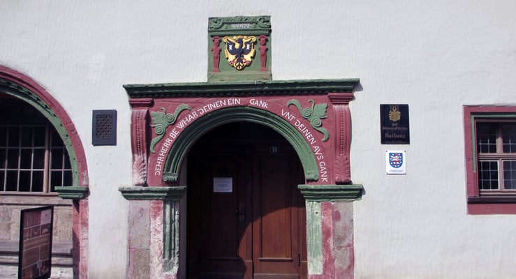 Samstag: Portal am Rathaus von Mühlhausen