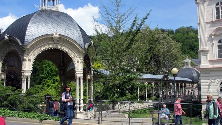 Sonntag: Kolonnaden mit seinen 14 Heilquellen im Kurort Karlsbad