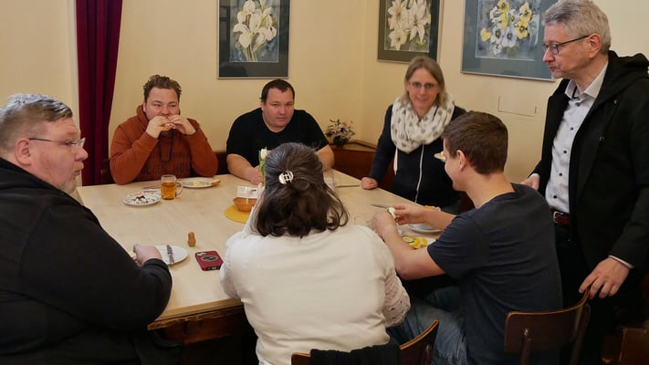 Osterfrühstück im Pfarrsaal.