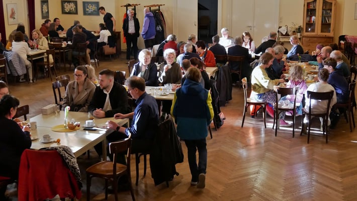 Osterfrühstück im Pfarrsaal.
