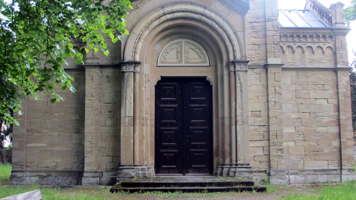 Dienstag: Gedenkgruft für die Gefallenen auf dem historischen Friedhof von Weimar