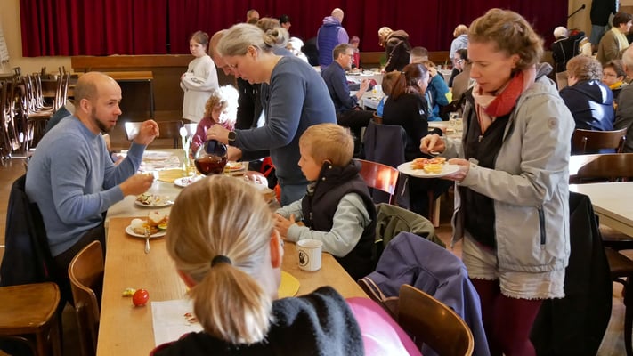 Osterfrühstück im Pfarrsaal.