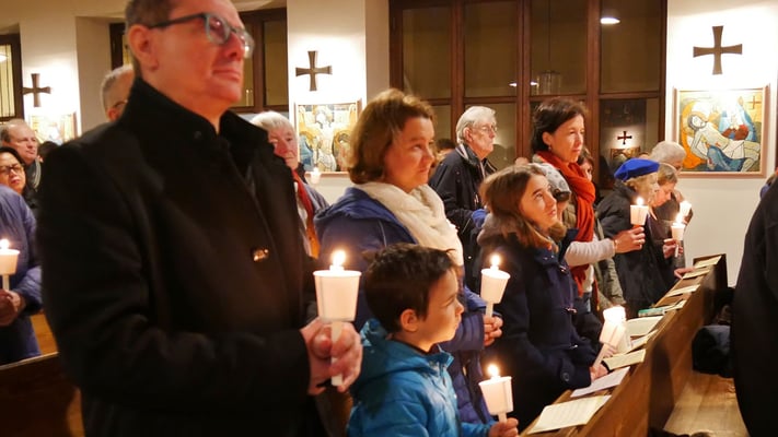 Auferstehungsfeier am Ostersonntag  um 5:00 Früh, leuchtende Osterkerzen in den Bänken