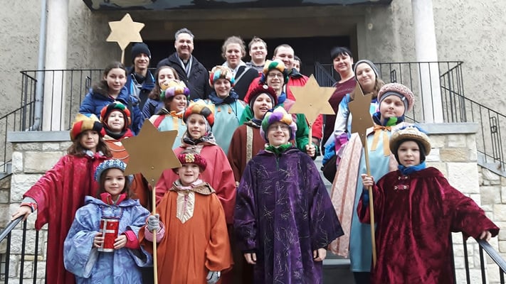 Erster Tag: 18 Kinder und Begleiter, 4 Gruppen. Unter den Begleitern auch Pfarrmoderator Thomas Natek.