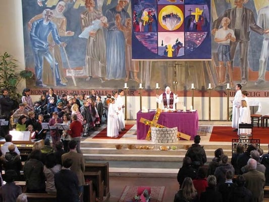 Vorstellung der Erstkommunionskinder 2011: Insgesamt 30 Kinder aus verschiednen Schulen im Umkreis stellten sich der Gemeinde vor.