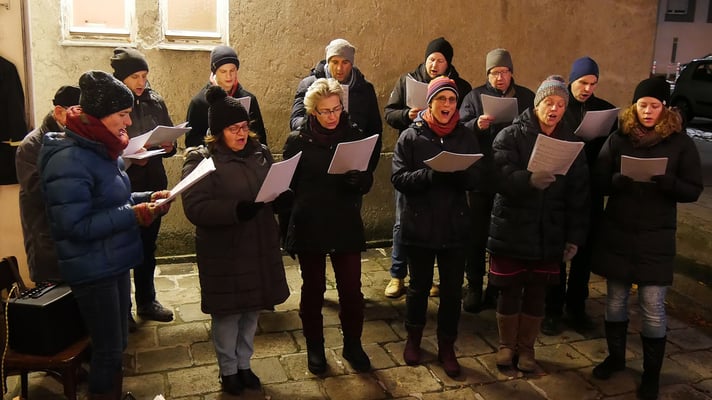 Punschhütte am ersten Adventsamstag mit dem Quo-Vadis Chor