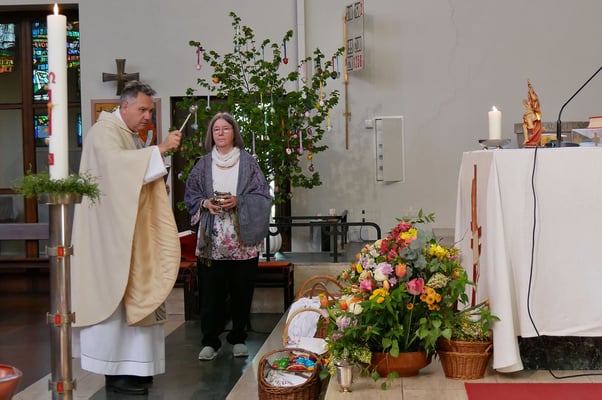 Festmesse um 9:30, Speisenweihe am Ende der Messe.