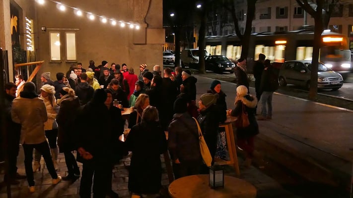 Punschhütte nach der Christmette (am vierten Adventsonntag)