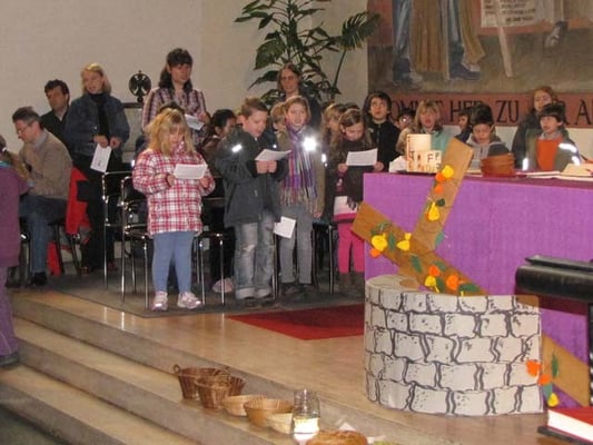 Vorstellung der Erstkommunionskinder 2011: Die Erstkommunionkinder saßen während der Vorstellmesse links vom Altar.