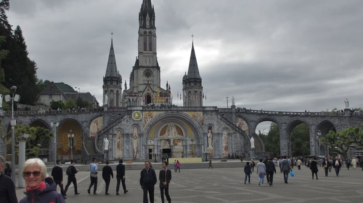 Samstag: Basilika von Lourdes