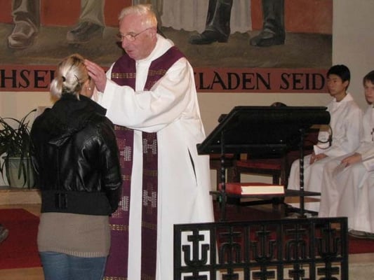 Vorstellung der Erstkommunionskinder 2011: Danach gab es für die am Ostermontag stattfindende Erwachsenentaufe einen Stärkungsritus. Mit Handauflegung und Salbung soll die junge Frau gestärkt und von der Macht des Bösen befreit werden.