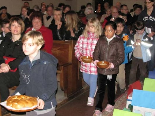 Vorstellung der Erstkommunionskinder 2011: Bei der Gabenbereitung brachten die Kinder als Symbole Brot, Weintrauben und Wasser zum Altar.