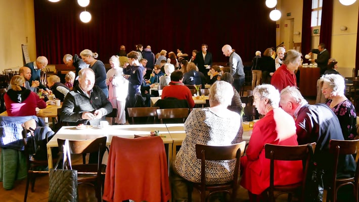 Osterfrühstück im Pfarrsaal.