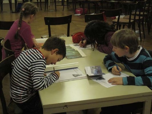 Erstkommunion Vorbereitung, 14.März 2011: Kinder halten zeichnerisch und schriftlich fest, was ihnen beim Lesen der Kinderbibeln am besten gefiel oder am wichtigsten schien.