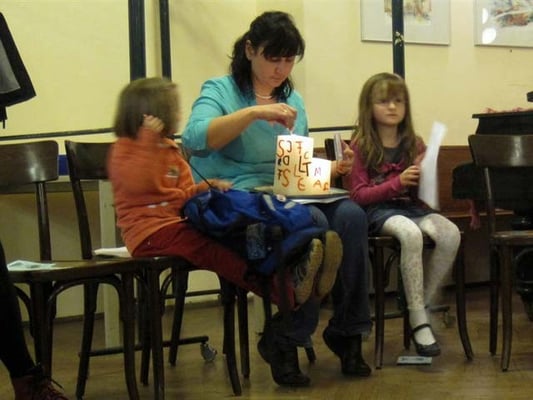 Erstkommunion Vorbereitung, 14.März 2011: Franziska entzündet die Kerze, verziert mit den Initialen der Kinder, und stellt sie in die Mitte des Kreises.