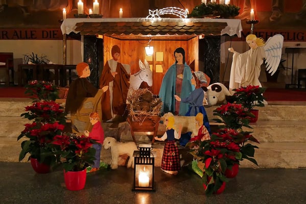 Kindermette, Krippe vor dem Altar