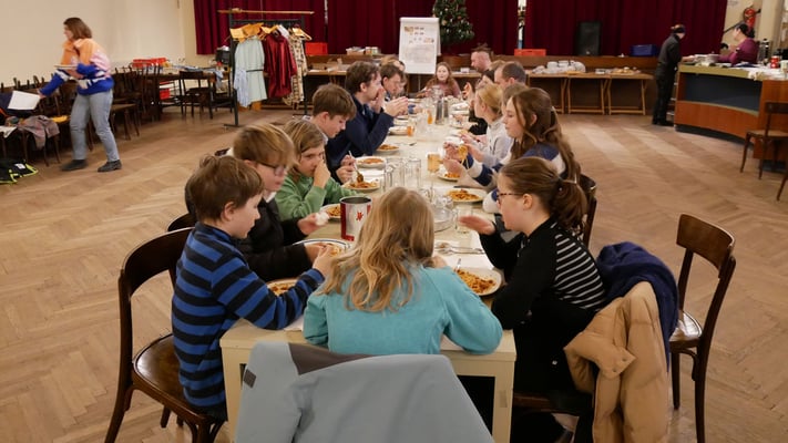 Dienstag (vierter Tag), Mittagessen im Pfarrsaal