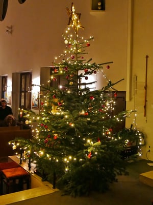 Christmette, Christbaum links vom Altar