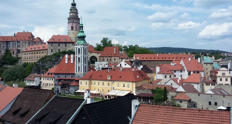 Montag: Blick über Krumau, eine unter Denkmalschutz stehende Stadt in Tschechien
