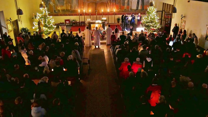 Kindermette, "Stille Nacht, Heilige Nacht" am Ende der Messe