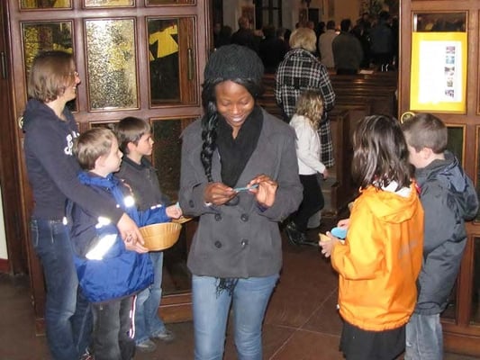Vorstellung der Erstkommunionskinder 2011: Am Ende der Messe teilten die Kinder Wassertropfen aus mit der Bitte um das Gebet für sie.
