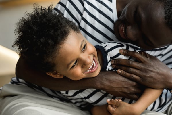 enfant et homme riant