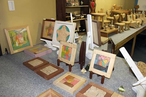 木製のパズルや椅子