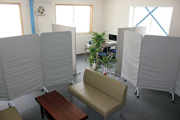 打合せスペース全景（仕切り壁を設置した様子）