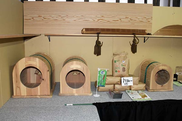 森林浴シリーズの「ペットハウス」と「天竜美林のペレット」（テイストライフ協同組合）