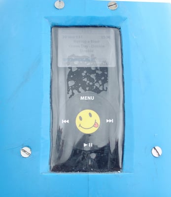 Ipod Nano bleibt hinter der Spezial-Folie voll bedienbar