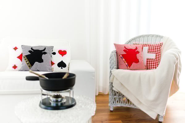 Kissen mit Kuhkopf und Schweizerkreuz