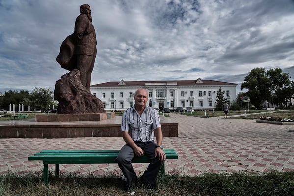 Juri Berezuev, a liquidator of Chernobyl, in the town of Kurchatov under the shadow of the monument to Kurchatov, The soviet Physicist who created the first soviet atomic bomb. 