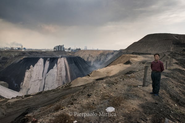 one of the largest coal mine of the Wuhai region, controlled by its watchman. This person leaves isolated 24 hours a day in a small house near the site, permanently ready to block unauthorized entries