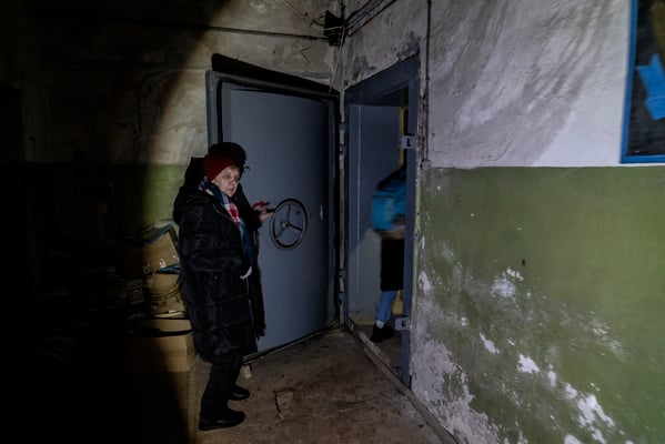 Oksana as she enters the bunker at the sound of the alarm for the Russian attack on Kyiv with missiles and drones 
