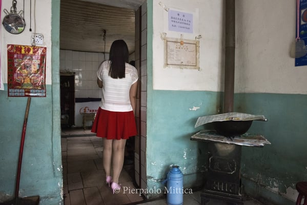 Clients never queue to enter the restaurant of the semi-evacuated town of Gongwusu