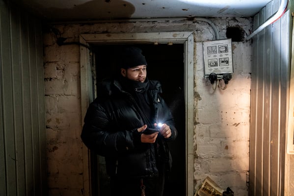 Timothy looking for news on the internet about the ongoing attack by the Russians on Kyiv