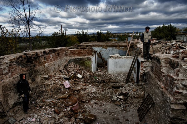 Lungo la strada che porta alle terre contaminate ed evacuate. Kasli