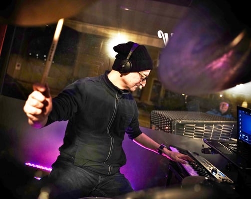 Adrian Heid, Keyboard Schlagzeuger von Spruchrif  fotografiert von Willy Surbeck im Highspeed Music Bar, Binningen