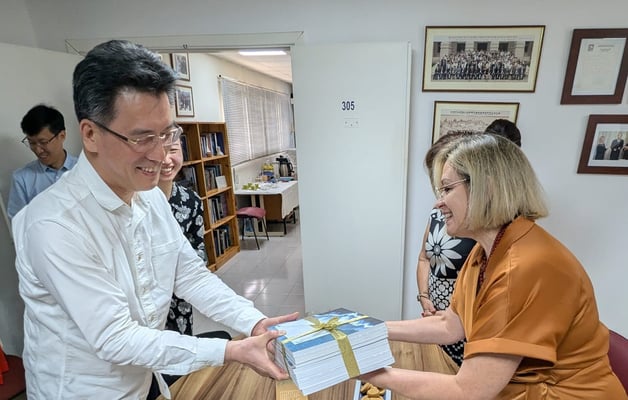 L-R: Zhuang Shaoqin and A Vassallo exchanging gifts