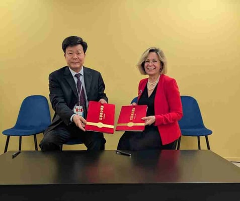 Vice Minister Sun Shuxian, Ministry of Natural Resources; Antonella Vassallo, Managing Director, IOI HQ