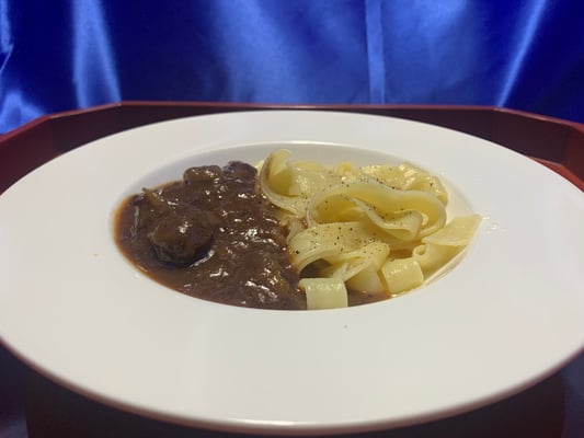 鹿スネ肉の赤ワイン煮込みとフェットチーネ