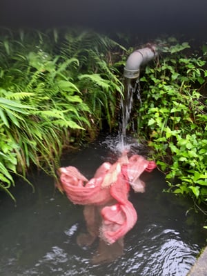 山水を注ぎ込んだ、柿渋染めの洗い場