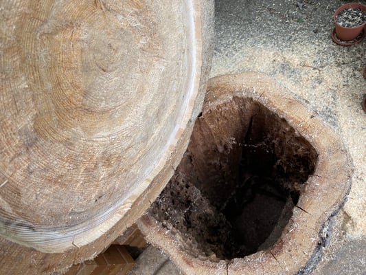 Der Holzrugel dient als Deckel. Mit dem Oberfräser habe ich eine Vertiefung angefertigt. So gibt es keine Spälte.