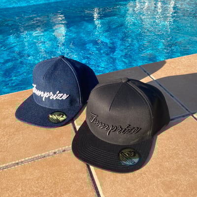 ツバには、オリジナルのゴールドキャップシール