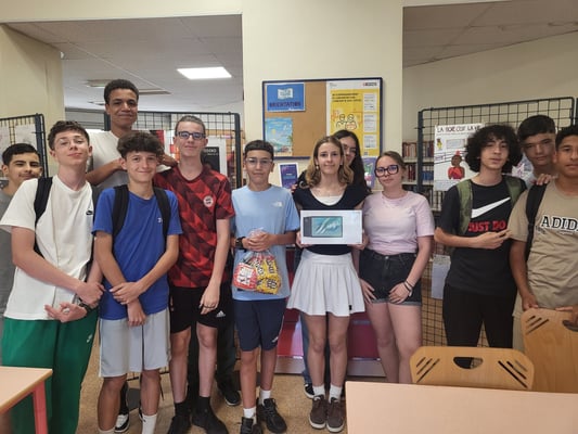 Les 2 élèves primés sont entourés du groupe