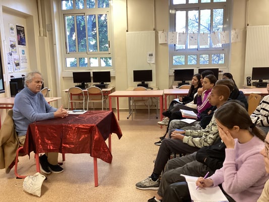 F.OG. répond aux nombreuses questions des élèves sur son parcours professionnel