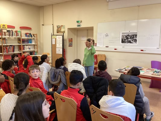 Mme Castera rencontre les 6è au CDI