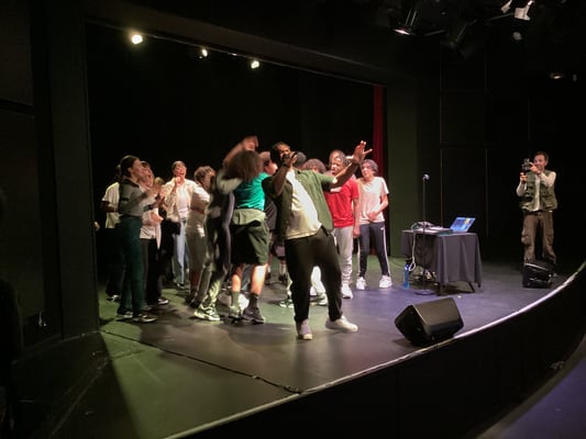 Des élèves de 3è rappent sur scène avec Mas Kit